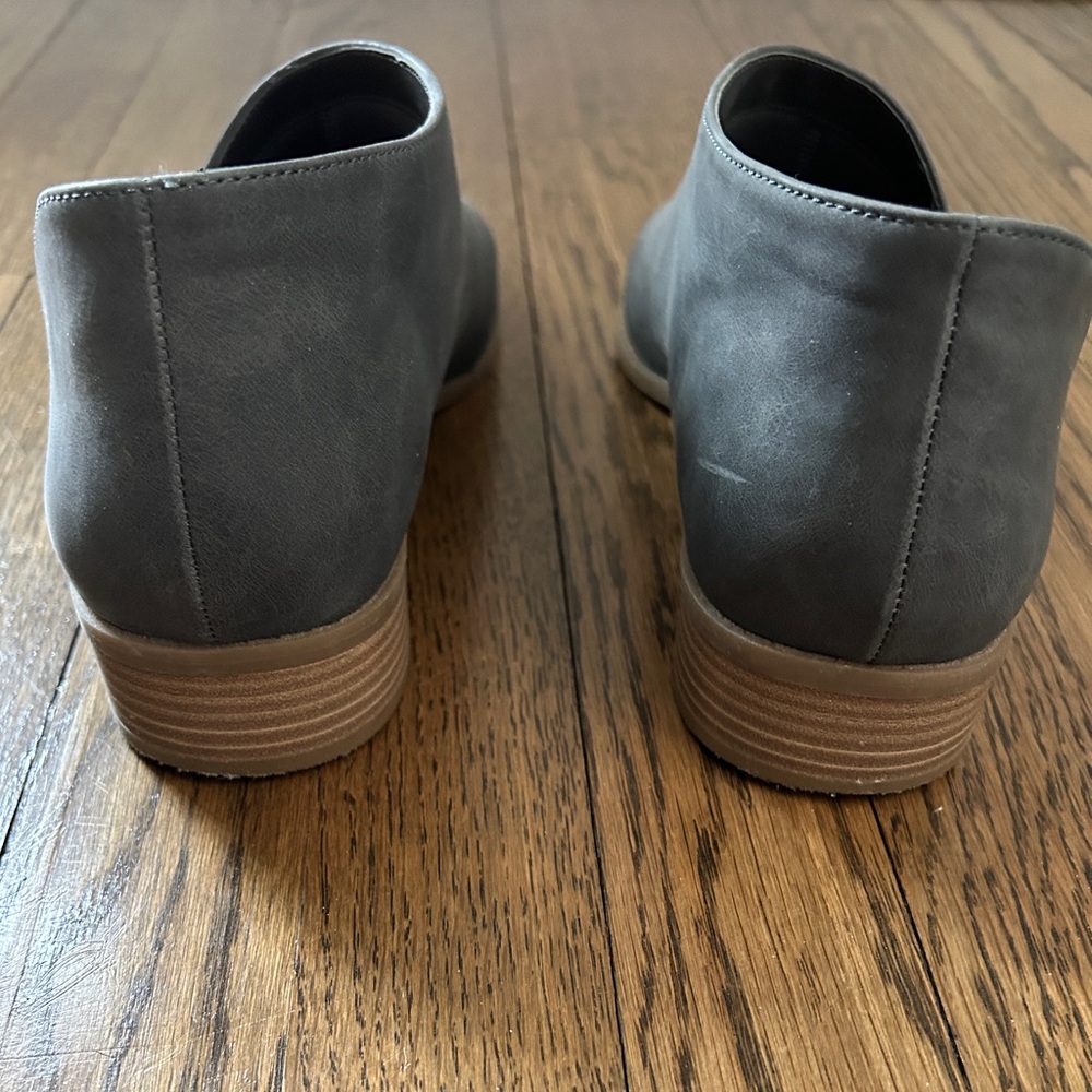 EUC 10W Wide Universal Thread Gray Vegan Suede Shootie Flat with cut out - Picture 5 of 10